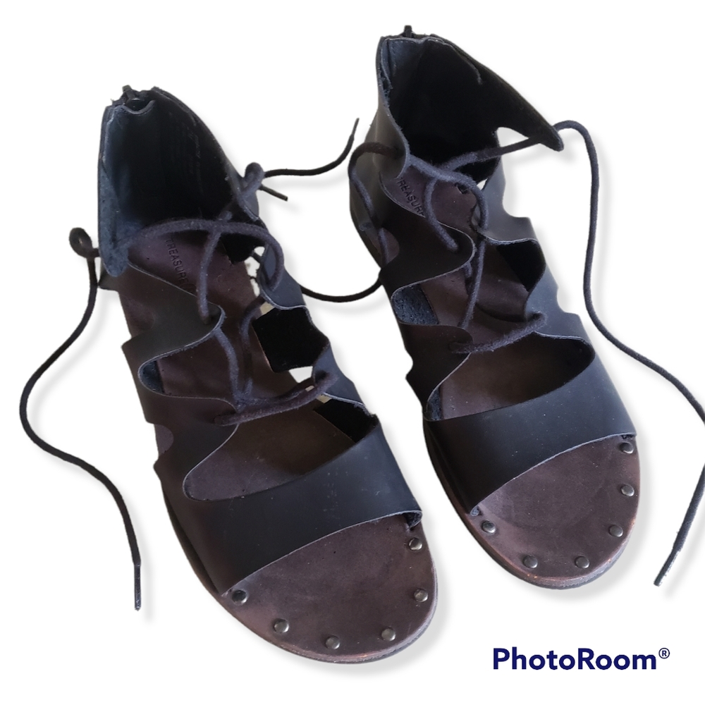 Treasure & Bond Gladiator Sandal kids 2 or womens 4